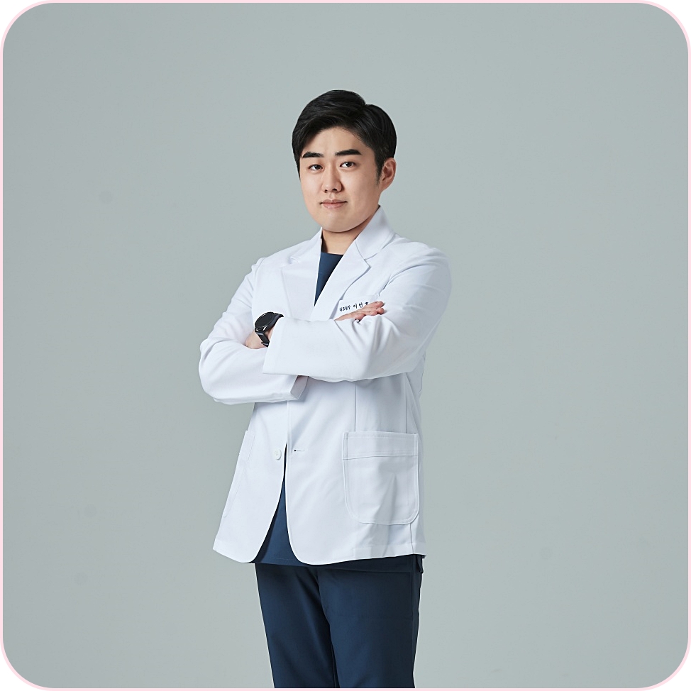 후한의원 구미점 원장님 서있고 신뢰를 주는 이미지 장면